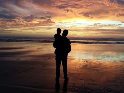 Vater mit Kind beim Sonnenuntergang